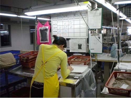 想知道一件件的漂亮衣服是怎么从服装厂里做出来的嘛 快来看看吧