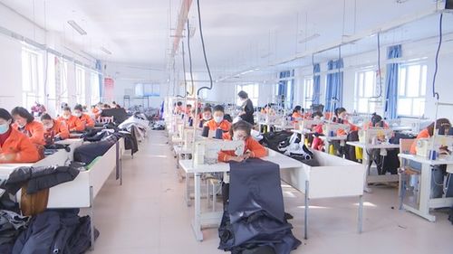 家门口的服装加工厂让巧手缝出幸福路